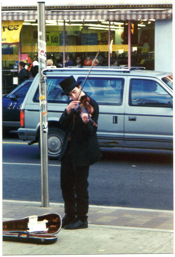este ganha a vida tocando o violino nas ruas da cidadede de toronto