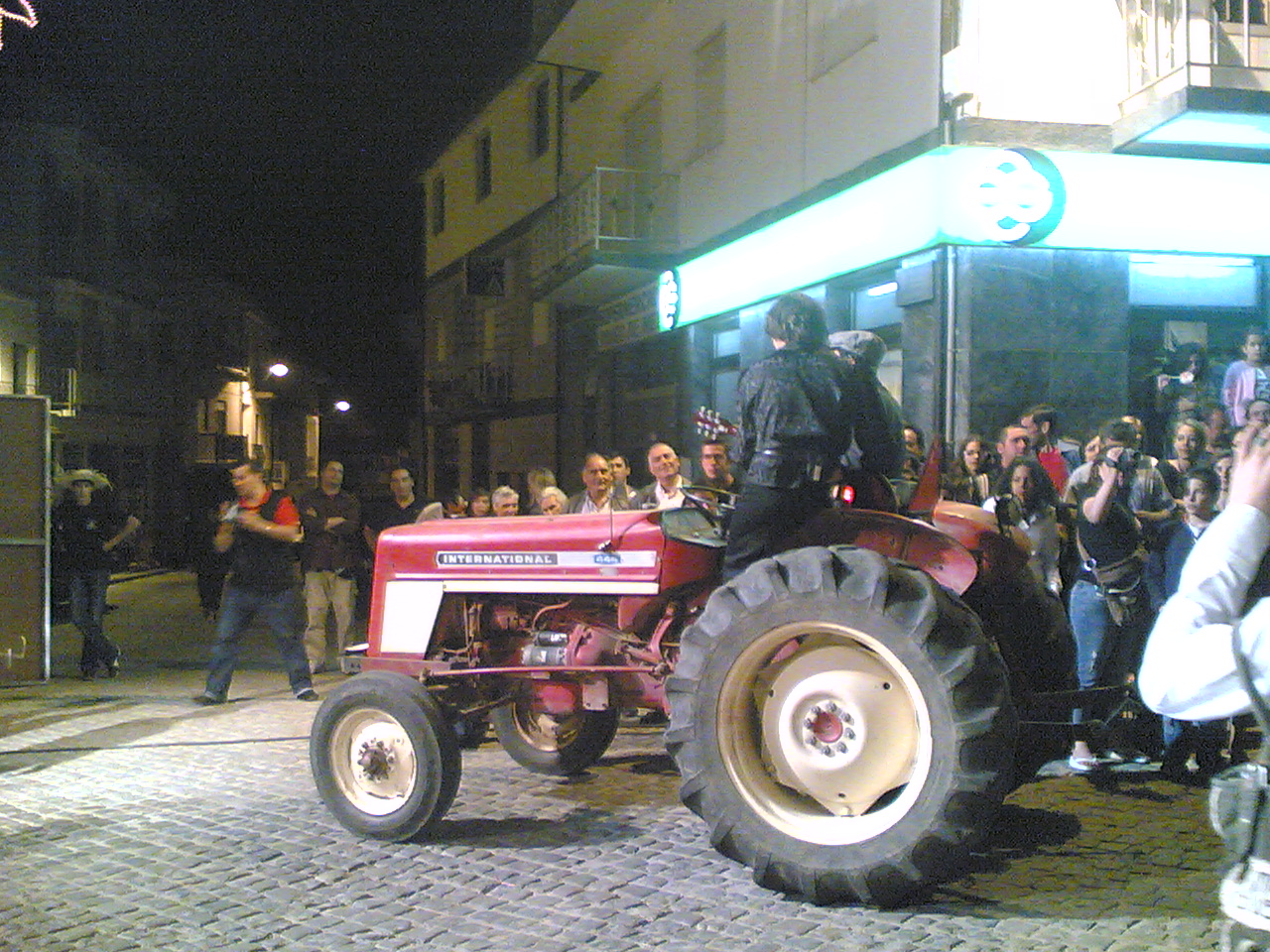 L berdadeiro rock agrícola canta-se an riba de l trator...