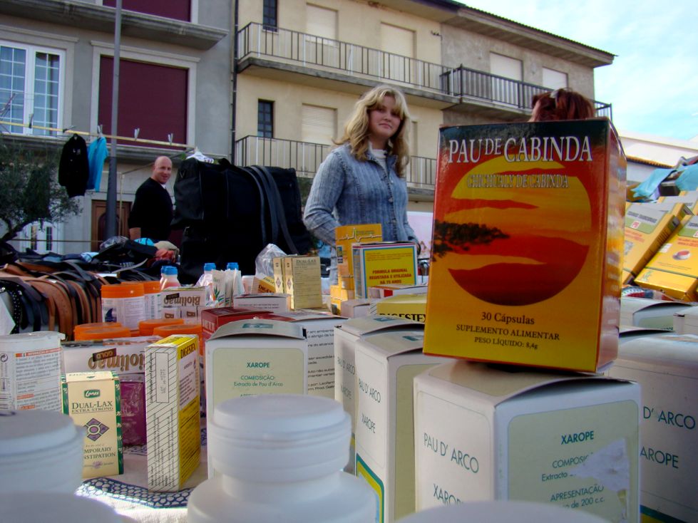 Cunsidrando l purmeiro plano repersentado pula caixica, la rapaza pimpona de l sigundo plano, i l rapaç de l…