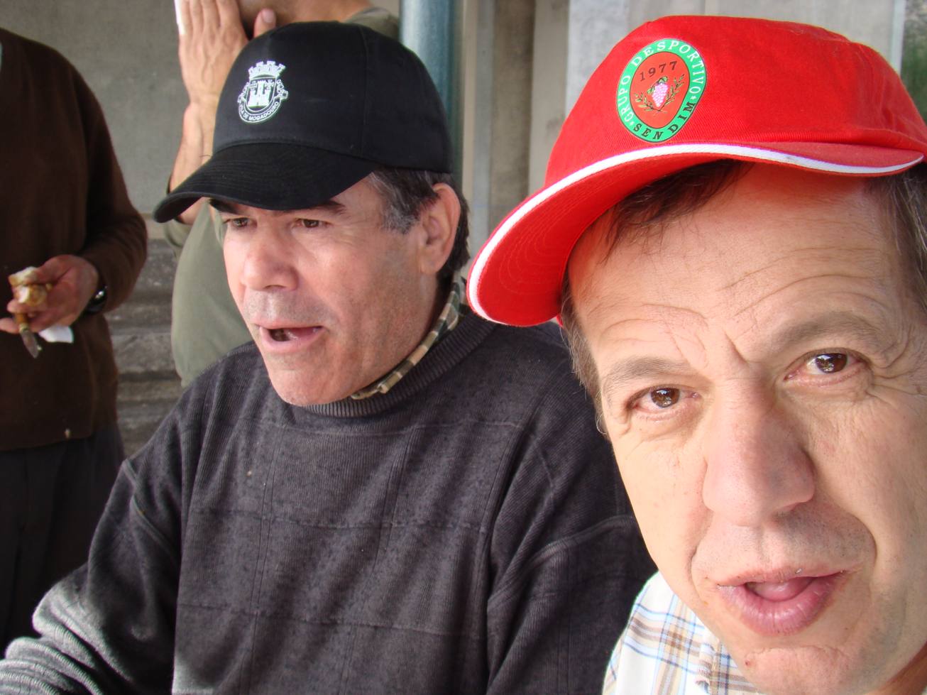 Mesmo se un ten gorro de Mogadouro i outro gorro de Sendin, ls amigos ténen que star juntos. Mai nada!...