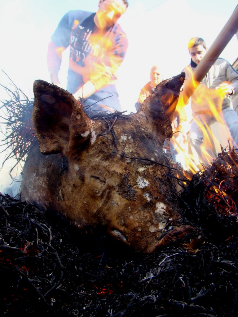 Chamuscado yá nun lembraba un cochino, parecie mais un diabro de las perfundezas de l Einfierno...