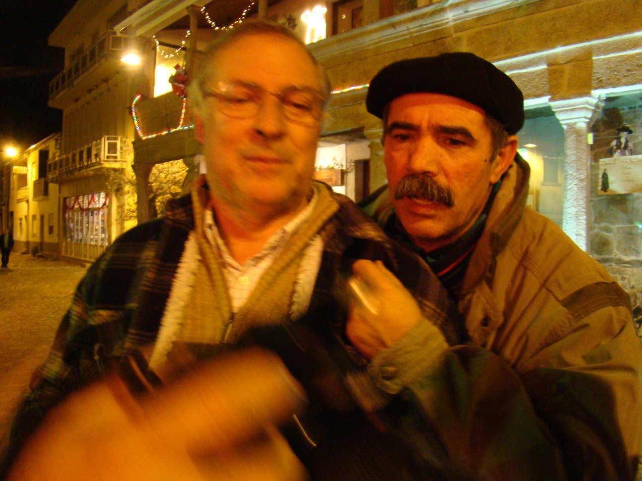 "Jése, mira-me esta!!!!, mira l maquinon" ... "assi nun ye albridade nanhue"...