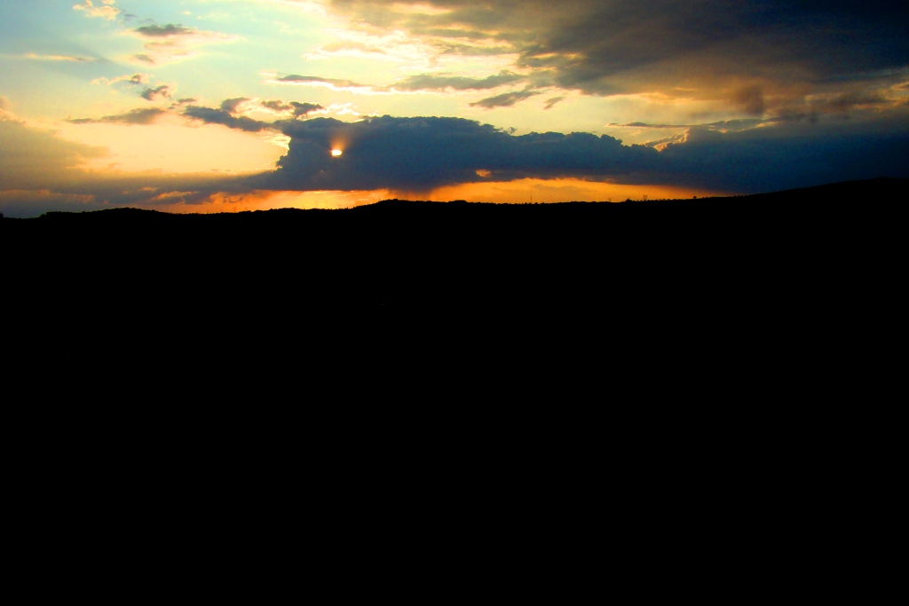 I apuis, cula fin de tarde, l sol bai-se i, na manhana de l die seguinte, todo se aclarará outra beç.