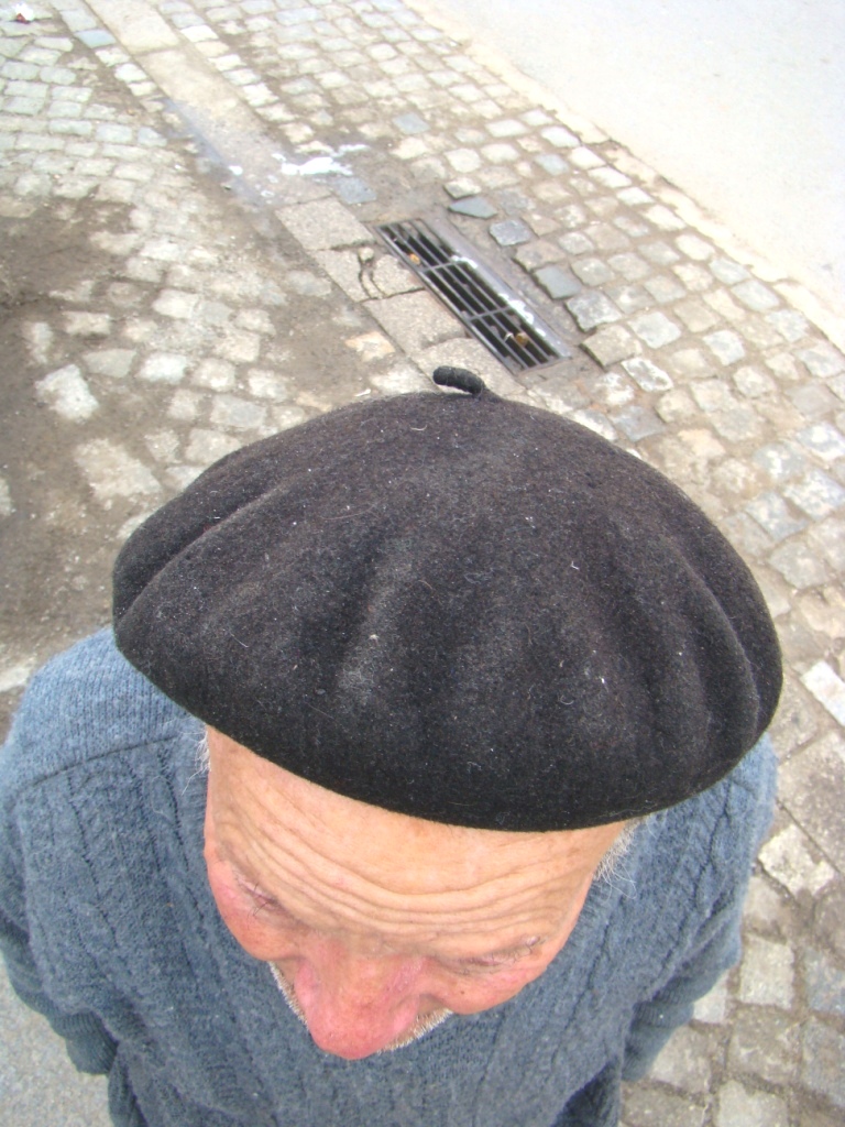 Yá se bei pouca giente hoije a andar de gorra... tirando Amadeu i Cachachin claro!