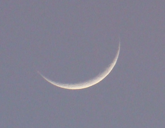 I apuis la cacha creciente de la luna, calhadica, amostra-se delgadiexa i abandonada, quaije andiferente, tal…