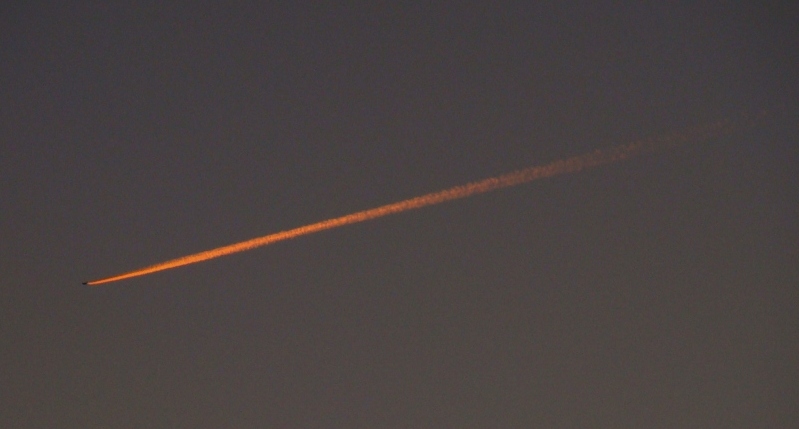 I l arreplano! De tanta priessa, passa pulas brasas de l cielo...
