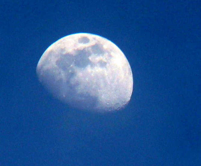 La cacha creciente de la luna yá staba an posiçon i pa nun l'anquemodar, deixei-la!