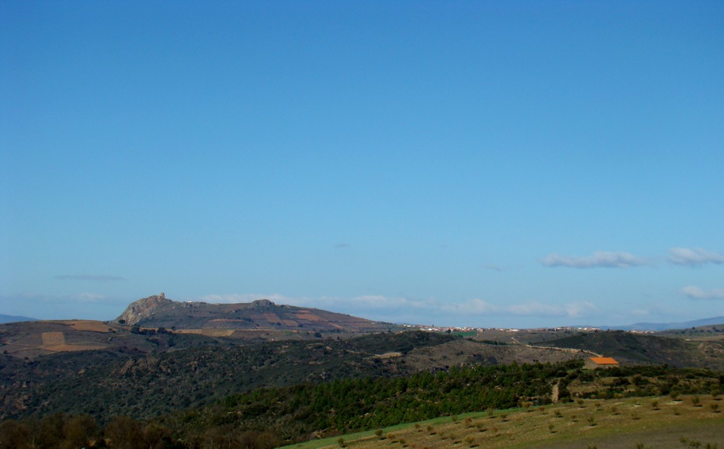 Onte amostrei-bos solo l castielho de Algoso: hoije bai castielho i aldé...