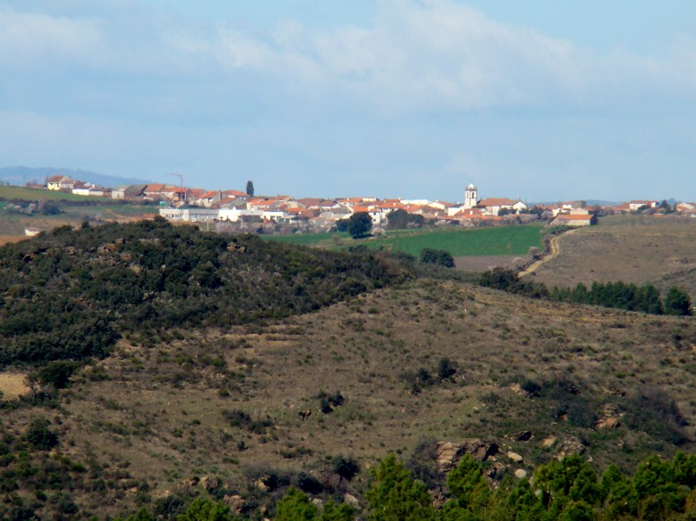 Tirando-le l branco de las paredes i l burmeilho de ls telhados, al lonje, las aldés nien se bien