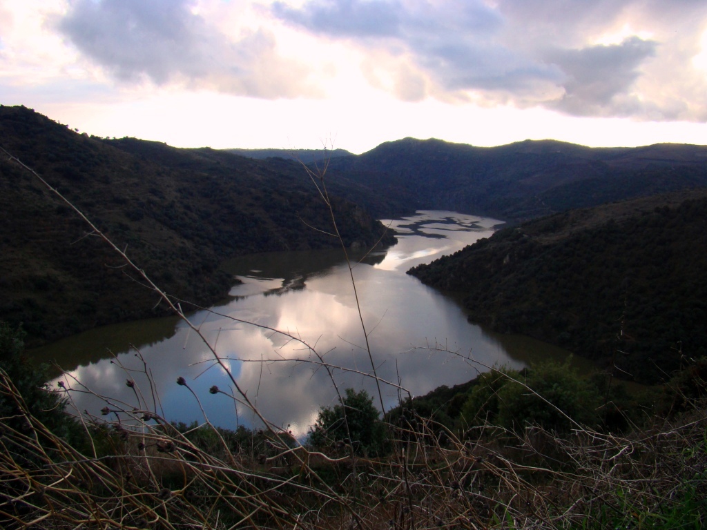 L'auga cuorre cun priessa i l riu ten friu cun tanto azul arramado...
