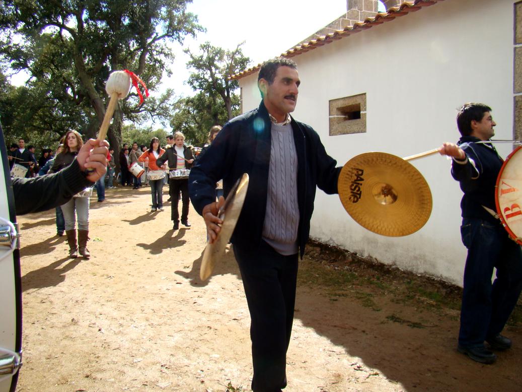 Ponei aqui ls uolhos i daprendei cumo se toca ls pratos cun gana!