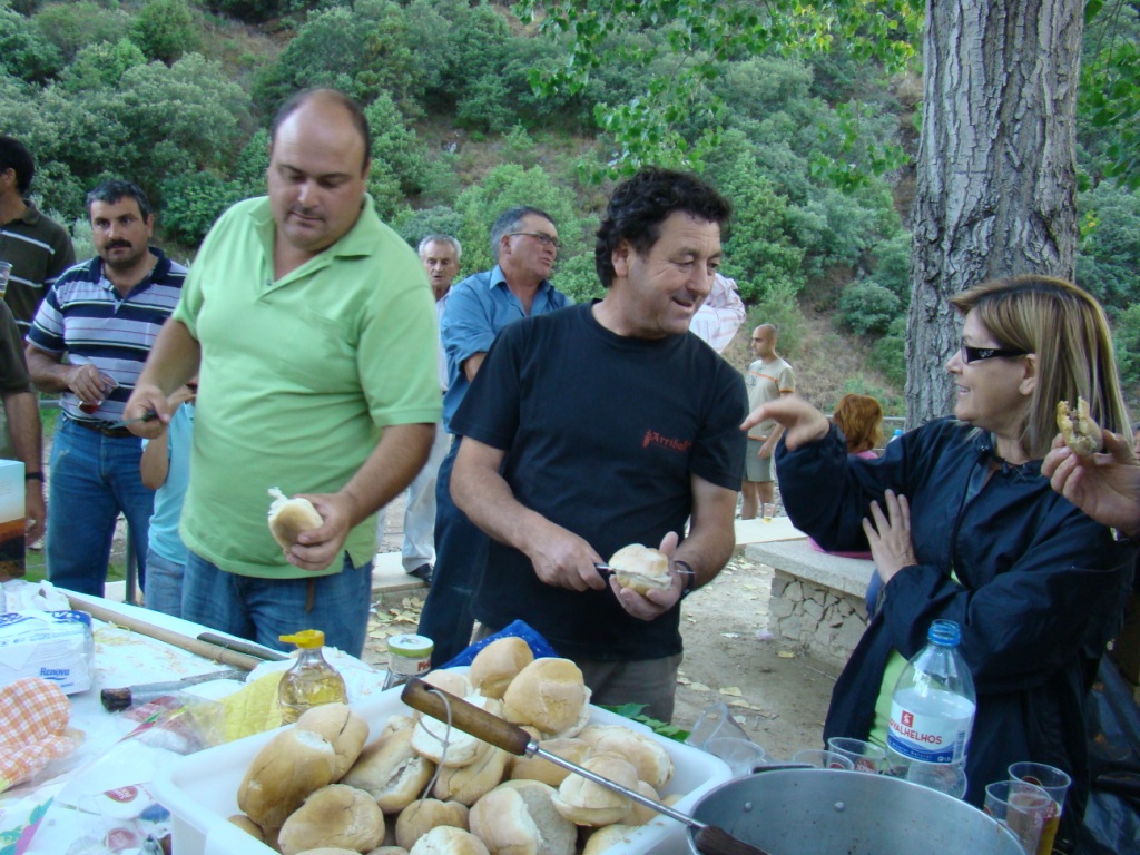 La giente de la Junta cortaba moletes al meio i la giente comie-los cun un febra de cochino assado an…