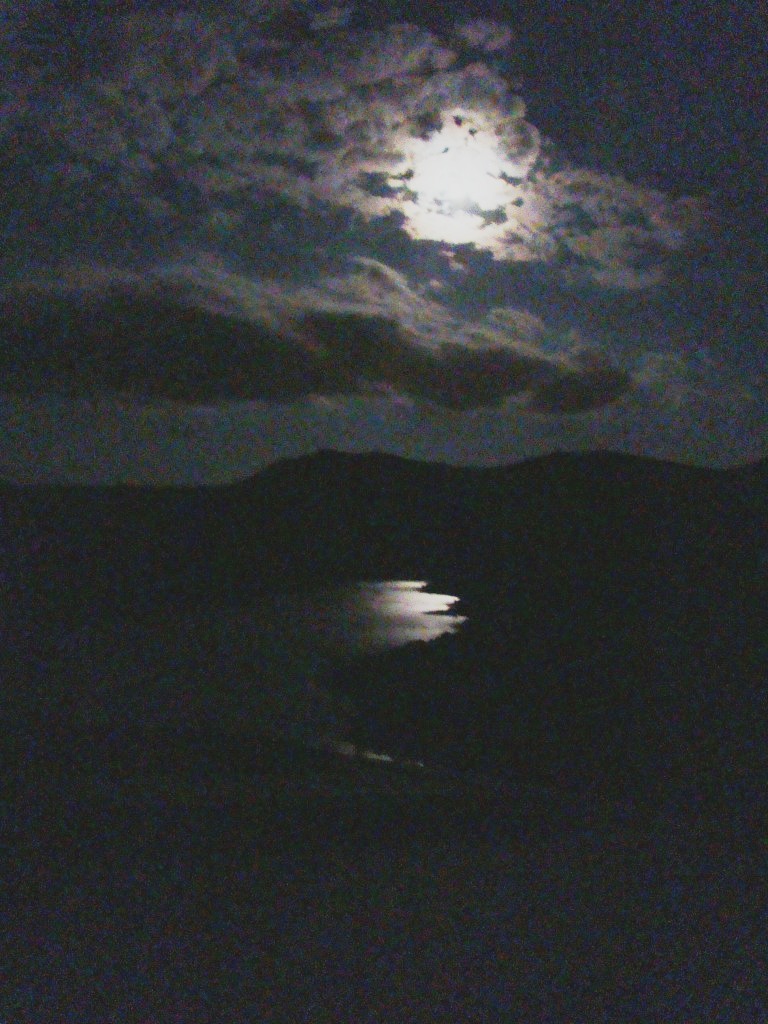 Apuis la luna subiu porriba de l cabeço de Meixide i arramou ls sous raios porriba de l'auga!