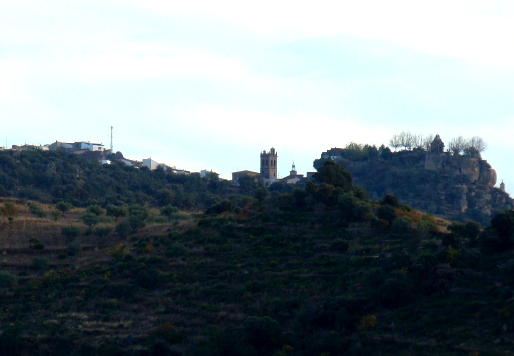 Aqui yá se arrama l negro por to l lado i la torre de l reloijo de la Praça Maior de Fermeseilhe se çpide de…