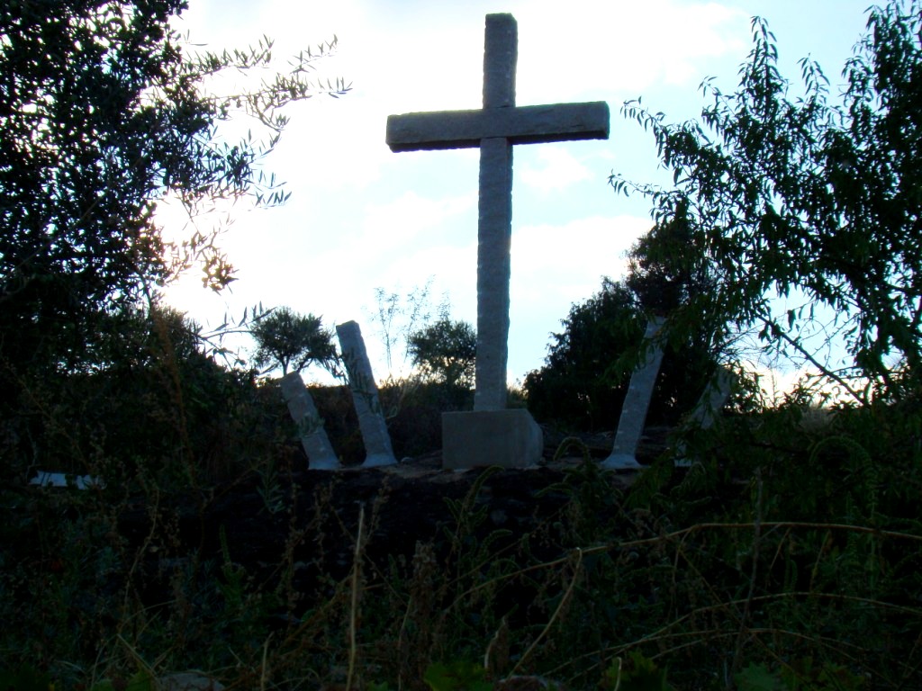 La Marielha i la cruç d'Abilho míran Penilha...