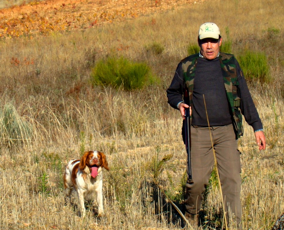Mais un caçador cul sou perro que bieno acontra nós...