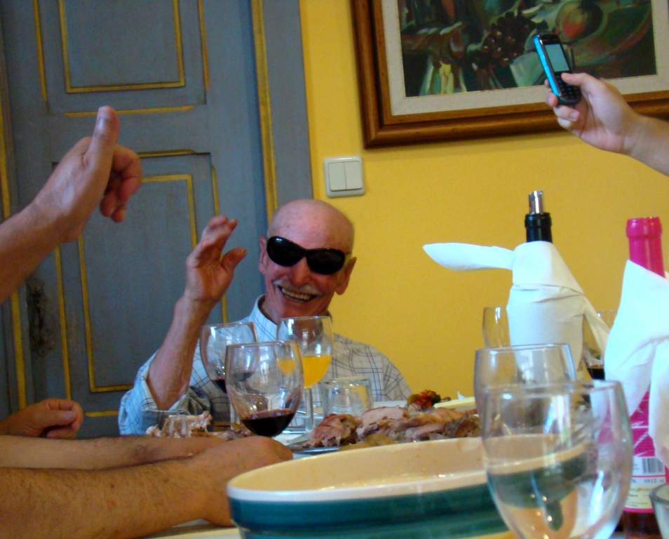 Ls nietos son l diabro i ponírun-lo a aparecer-se cun Ray Charles, mas an branco.