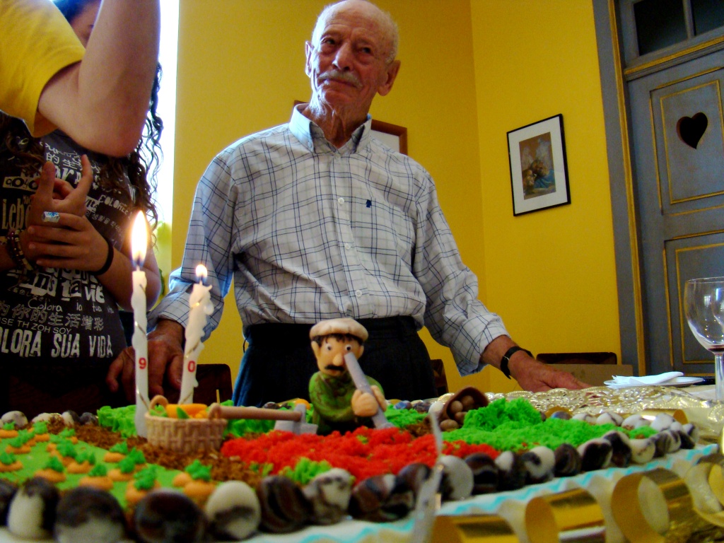 Hai alguns dies miu pai fizo 90 anhos. Parece-me ua buona eidade para aparecer na Anternet i na mie Jinela