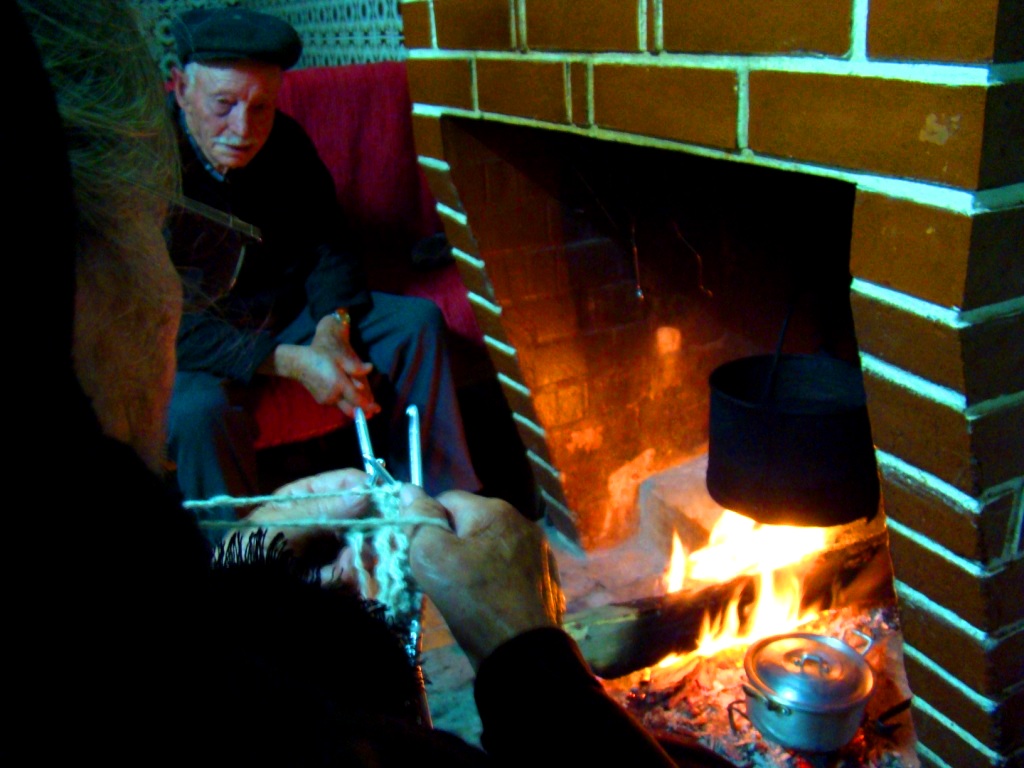 Ó a fazer meia, ó a scarbar l lume, hai que matar l tiempo de las nuites grandes...