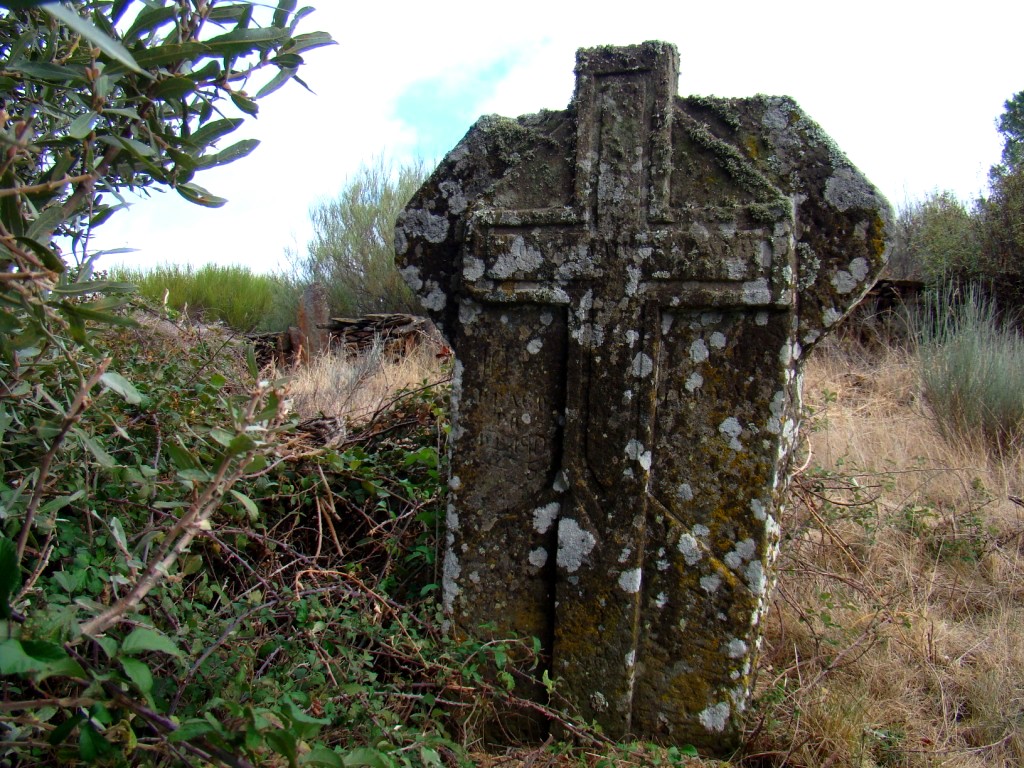 Yá muito tiempo que tenie abistado esta piedra, ne l meio dun prado, antre Trabazos i San Martín del Pedroso…