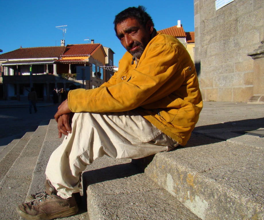 I apuis, apedurando l sol, Geraldes staba alhi tan a la moda i cun ua chambra tan quelorida, que nun…