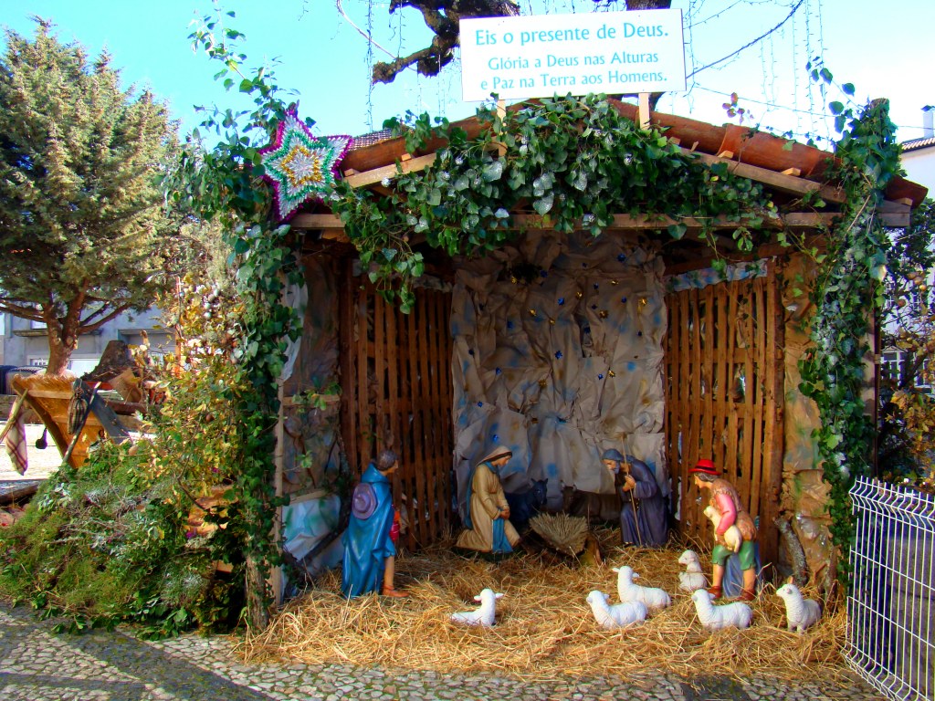 Hoije ye die de persépio, de fogueira de l Galho, Buonas Fiestas i de Feliç Natal para todos ls bejitantes de…