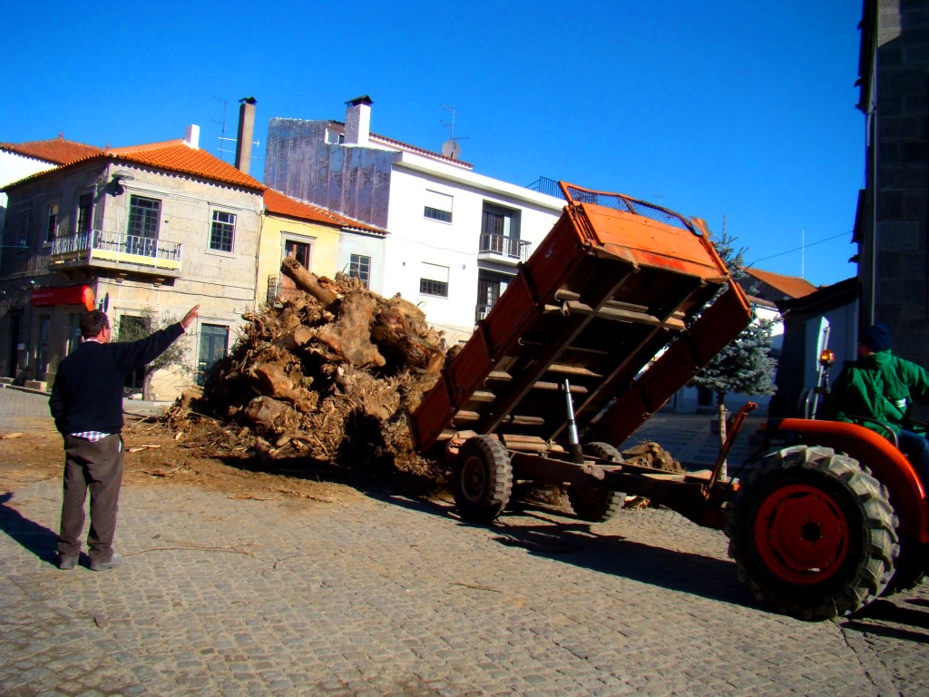 Desde la purmanhana cedo, que ls mardomos de la fogueira stan a trabalhar para que nada falte...