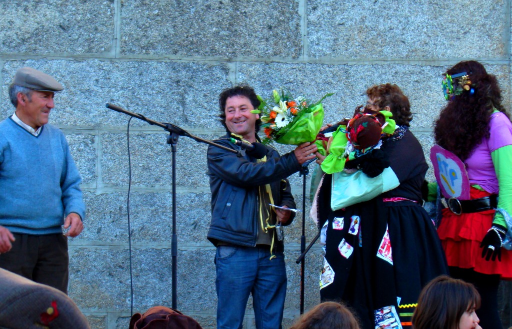 Por tener ourganizado un antruido tan pimpon, l Persidente de la Junta recebiu l guapo ramo de flores de la…