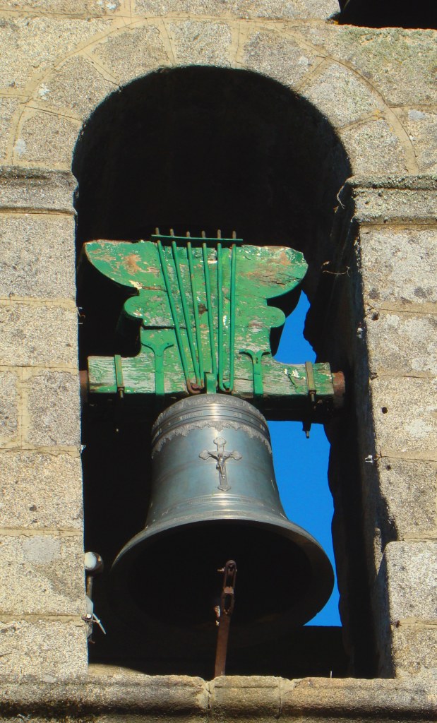 La campana grande: dambas a dues yá persisában que le pintássen las partes an madeira...