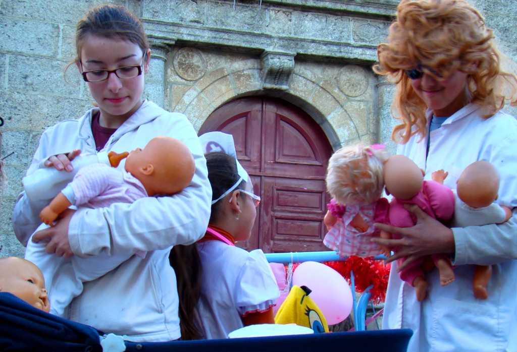 Estes tenien un uorfanato de filhos para adotar: stában todos bien relamposos...