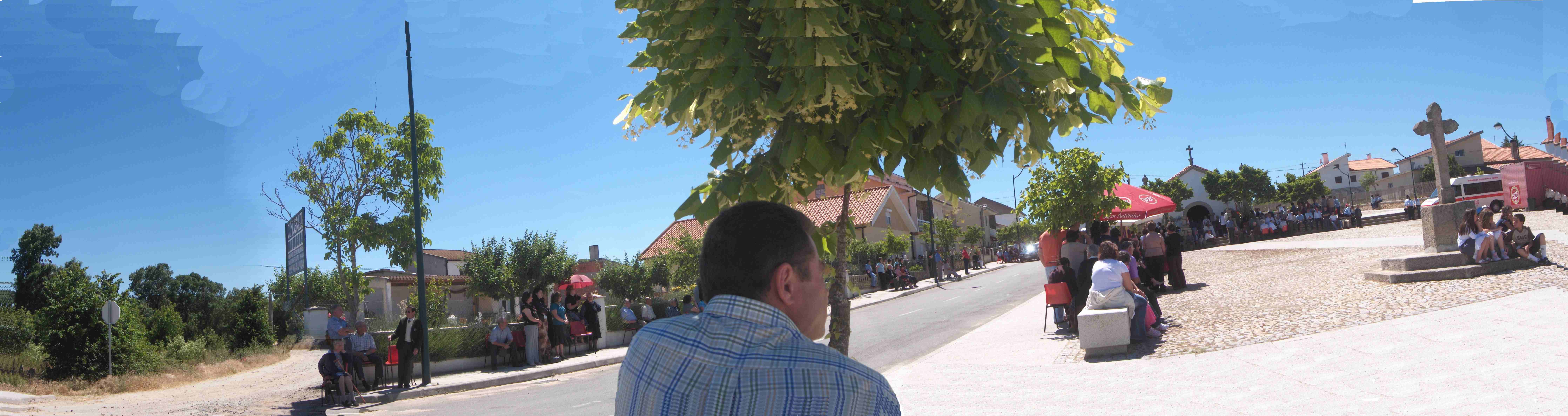 Na parte squierda de l retrato, se oumentardes i mirardes bien, bereis que até la ciguonha i ls ciguonhos…