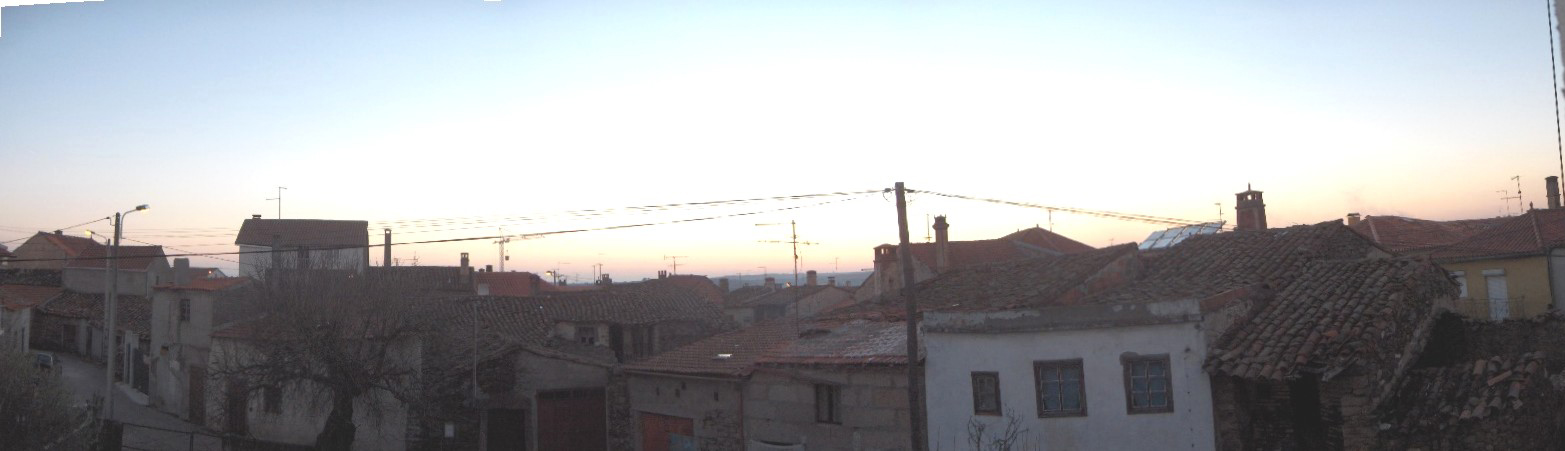 Ls telhados de l bielho Sendin, çpíden-se de l sol i purpáran-se pa l aquemodo de la gilada.