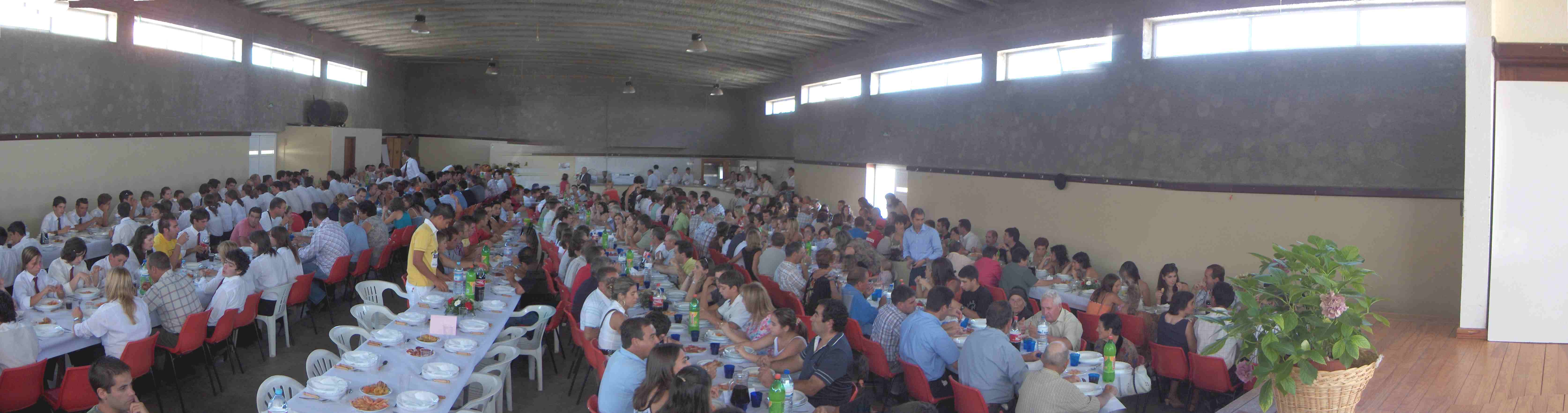 Aqui fui a la hora de comer. L salon de fiestas staba chenico.
