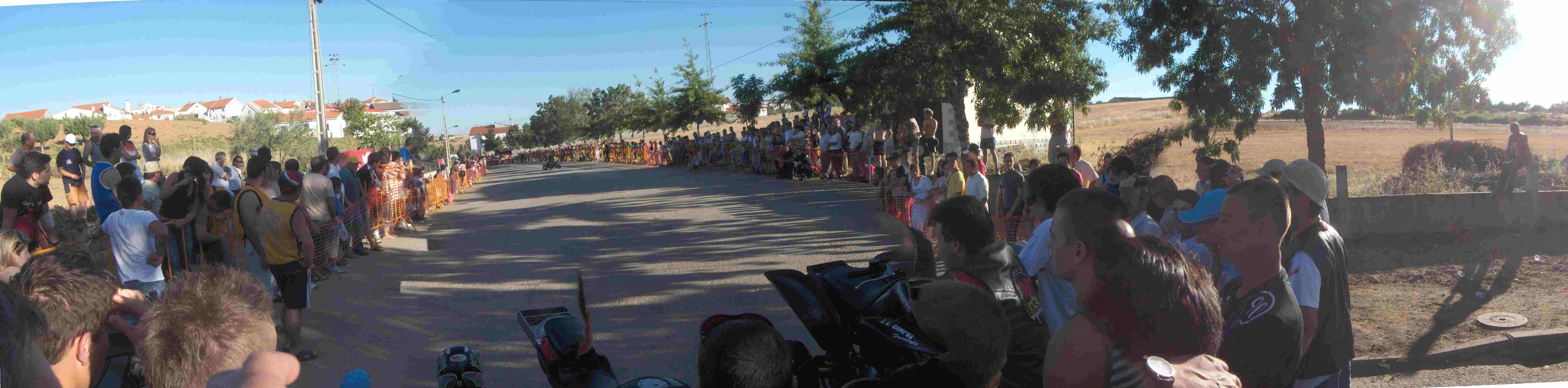 Trasdonte, onte i hoije Sendin bestiu-se de mota. Giente nun faltou. Ls motoqueiros stan de parabienes.