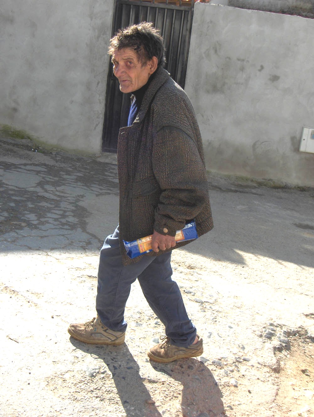 I Fernando Priscas lebaba na mano mei quilo de sparguete pa fazer l almuorço. Se calha yá tenie l’auga an…