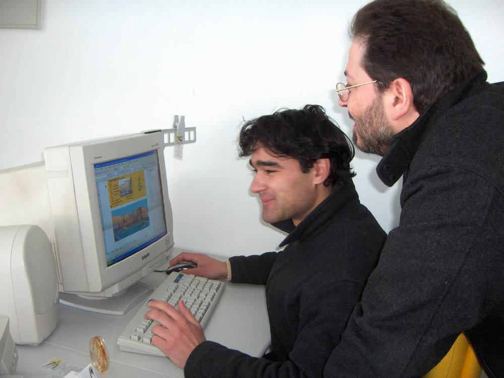 Pedro trabalhaba i Luís bi-lo fazer.