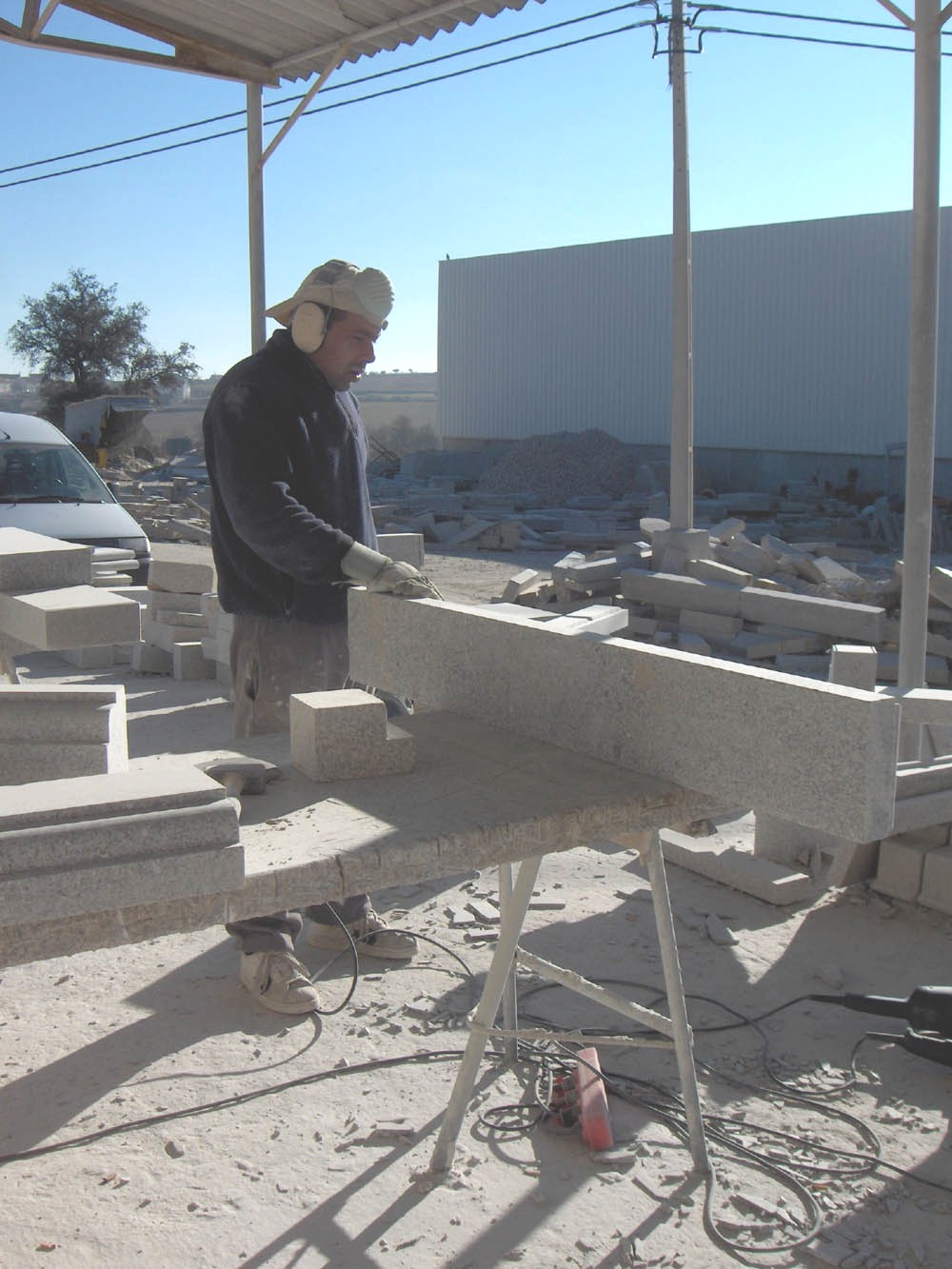 Nestas manhanas ls scultadores dan jeito pa l friu de la oureilhas.