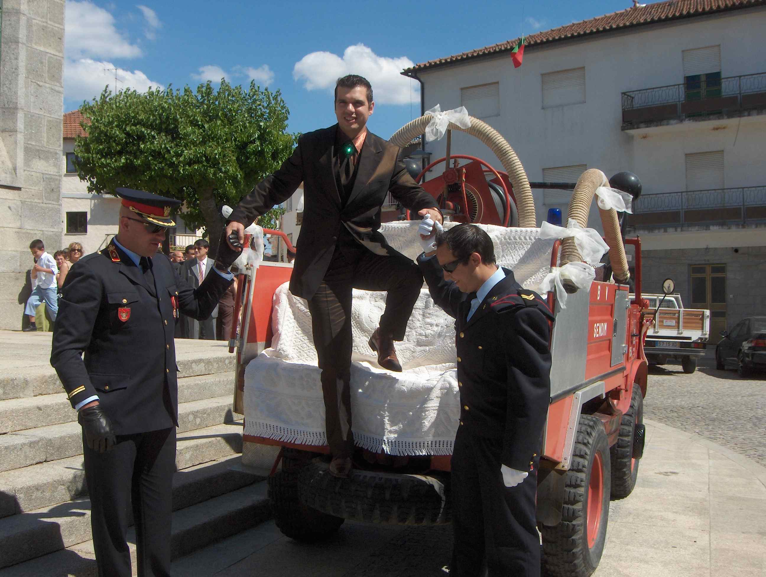Onte mais de metade de la giente de Sendin bibiu al ritmo de l casamento de Maria de Fátima Mateus i Hugo…