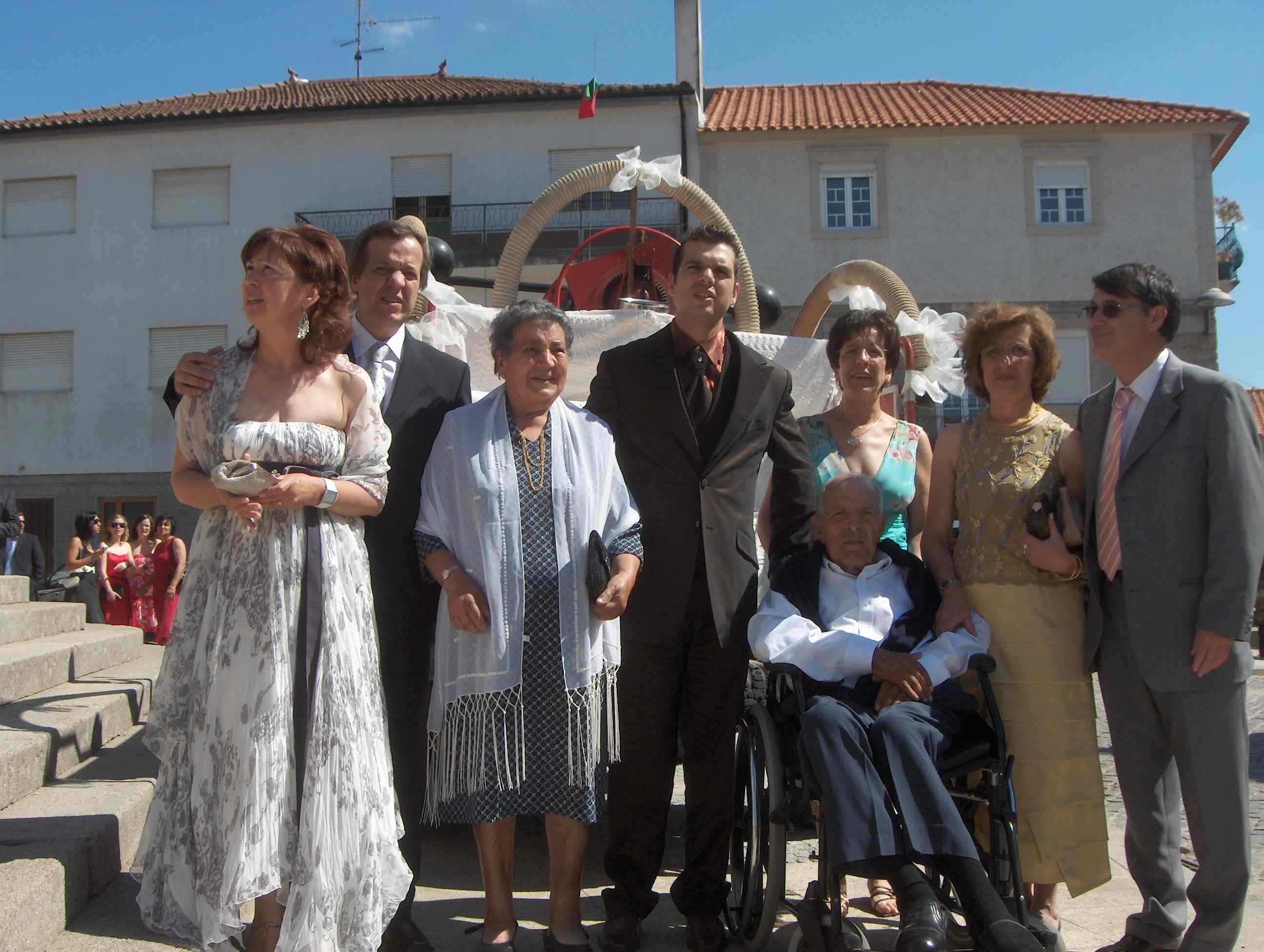 La família de l noibo yá staba toda an frente l'eigreija a la spera de la noiba...