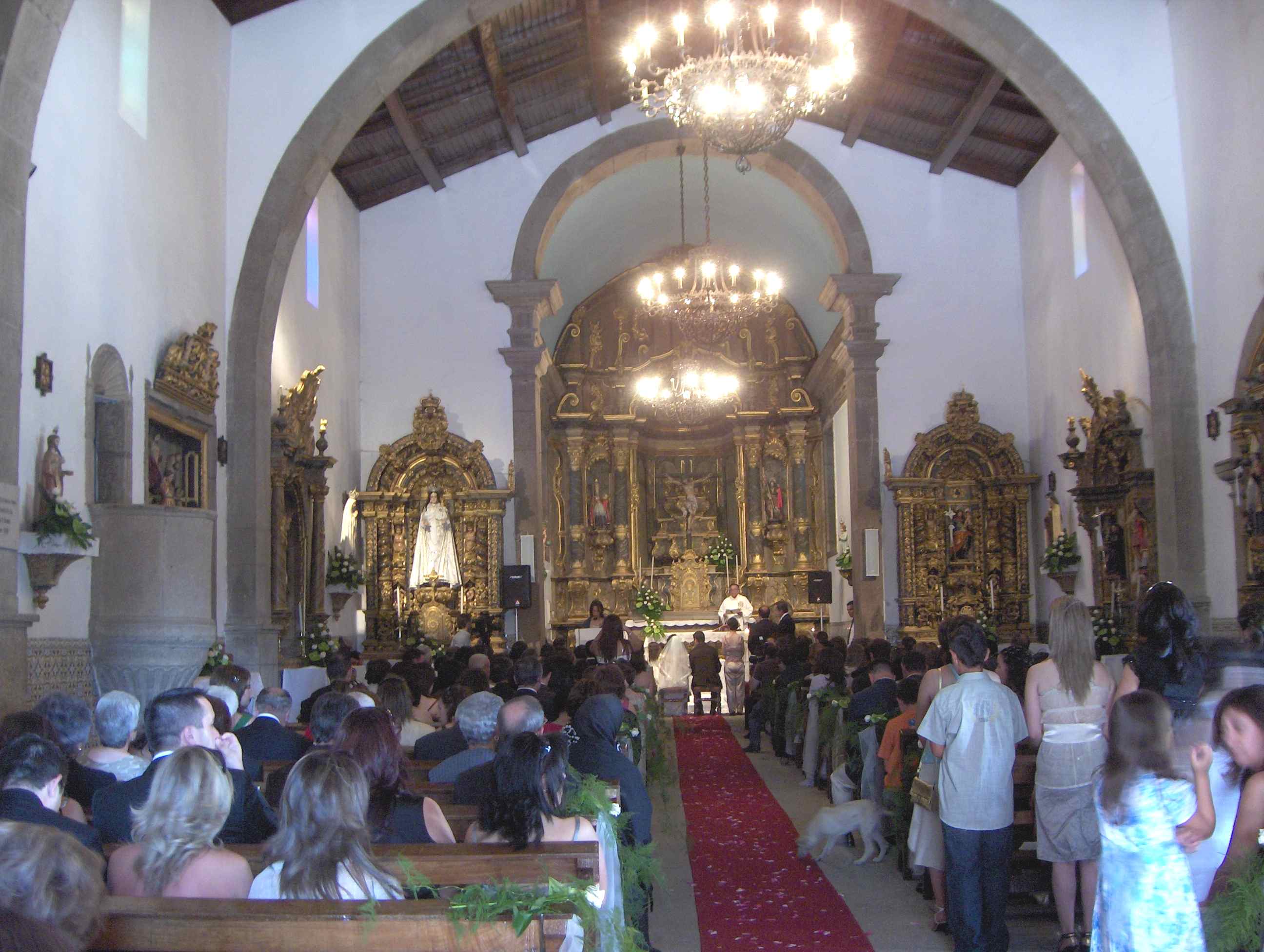 Drento l'eigreija nun se cabie... parecie l die de fiesta!