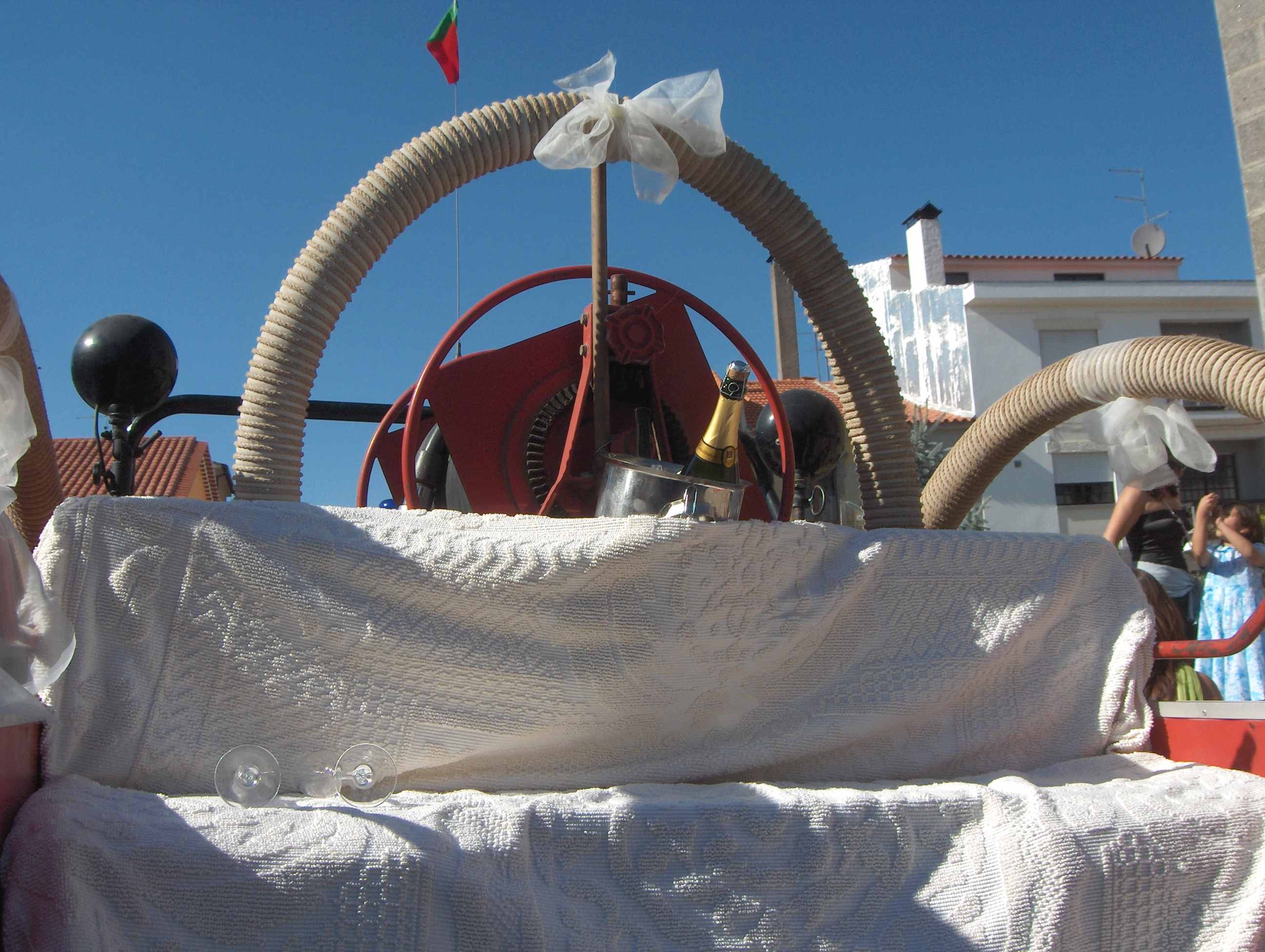 L champanhe staba purparado pa ls noibos, al salir de la eigreija!