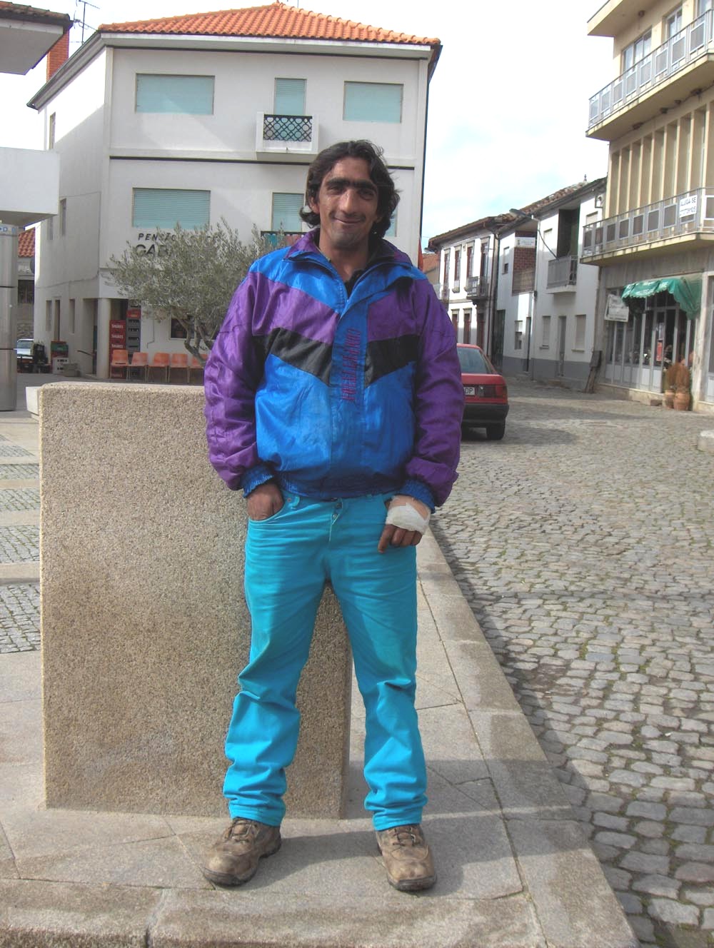 I Preto cun aqueilha jiqueta i aqueilhas calças azules a cundezir!...