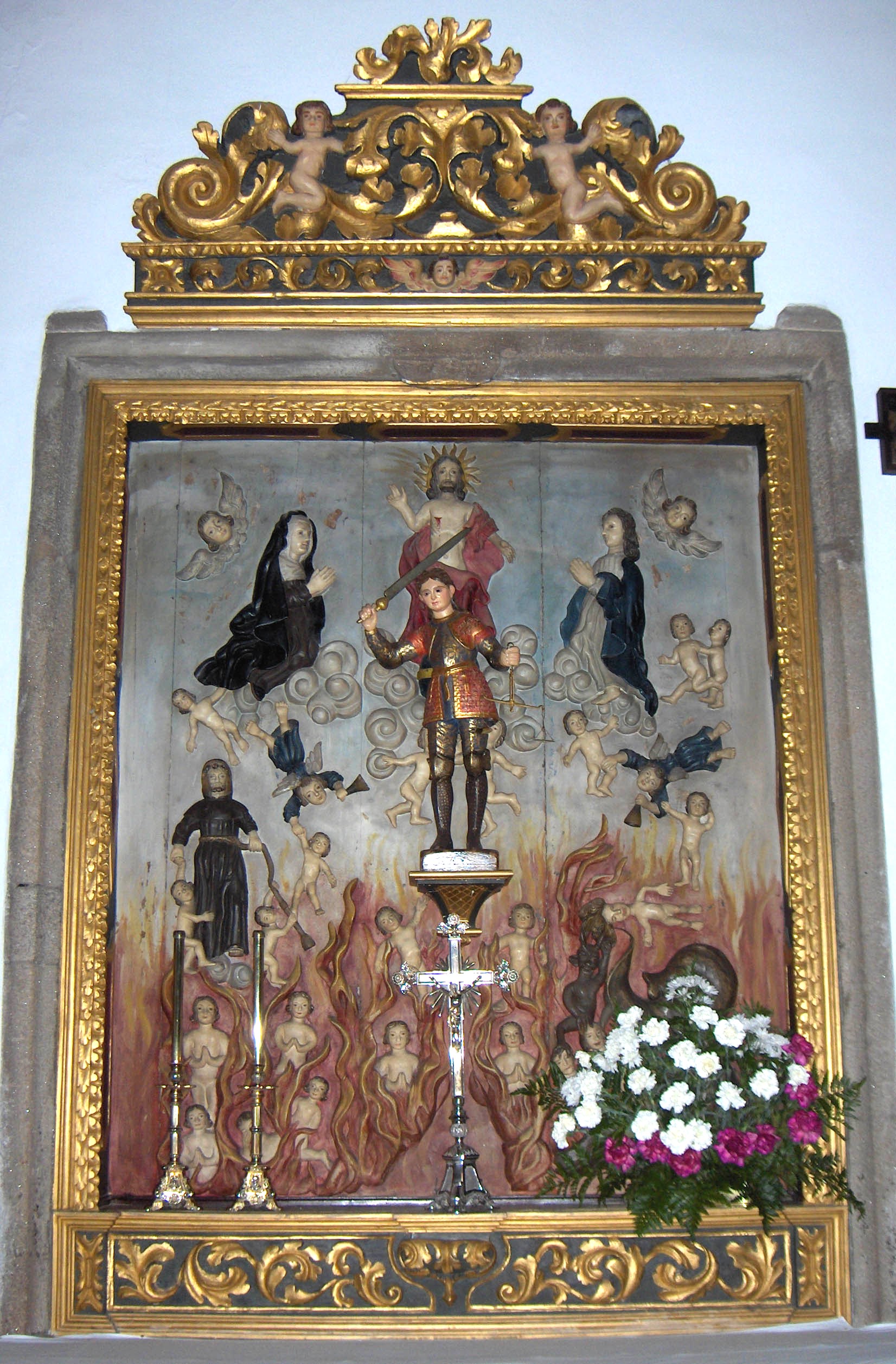 Este ye l altar de las almas cun San Miguel al meio. Ye l altar mais antigo de l’eigreija de Sendin (seclo…