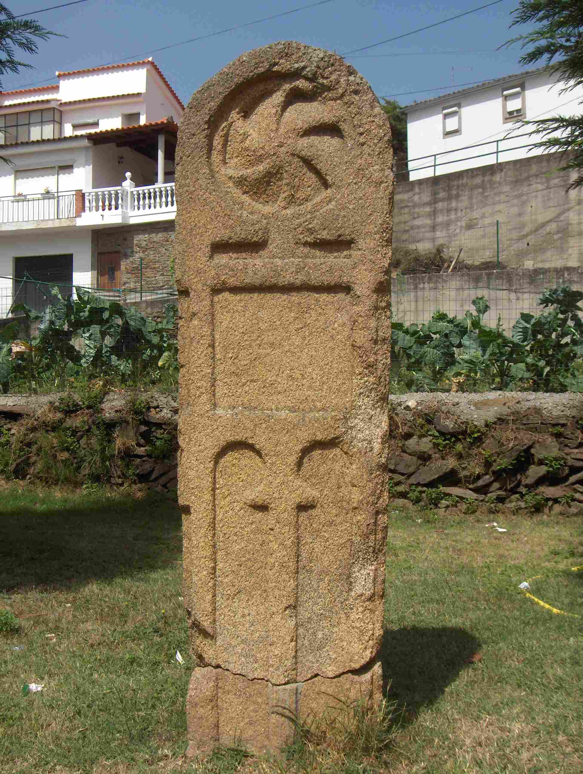 Trásdonte fumos até Angueira a saber duas cousas. ténen alhá ua stela pimpona...