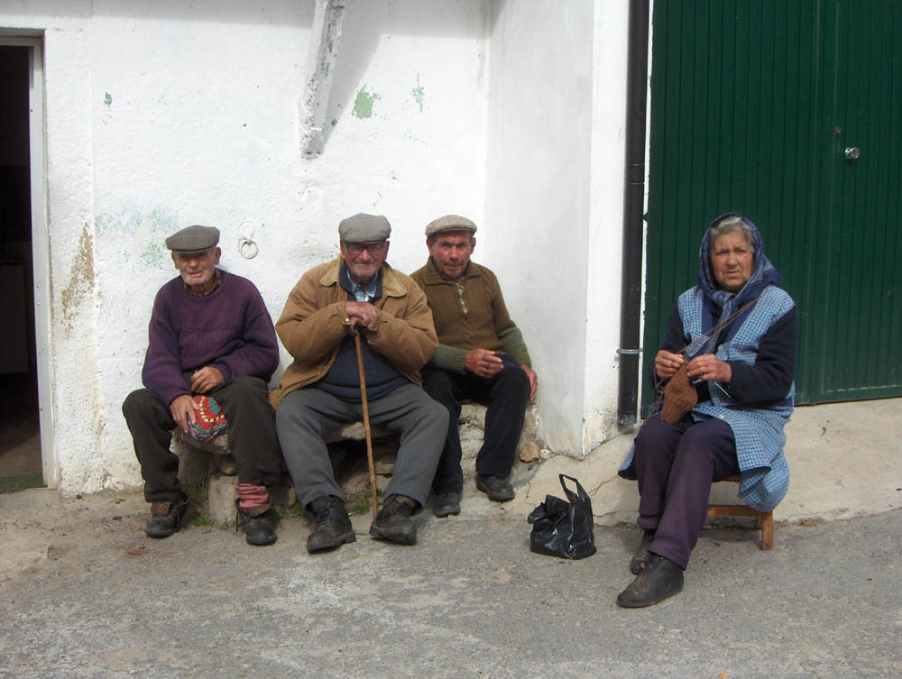 L die hoije stá soalheiro i las andorinas yá chegórun...