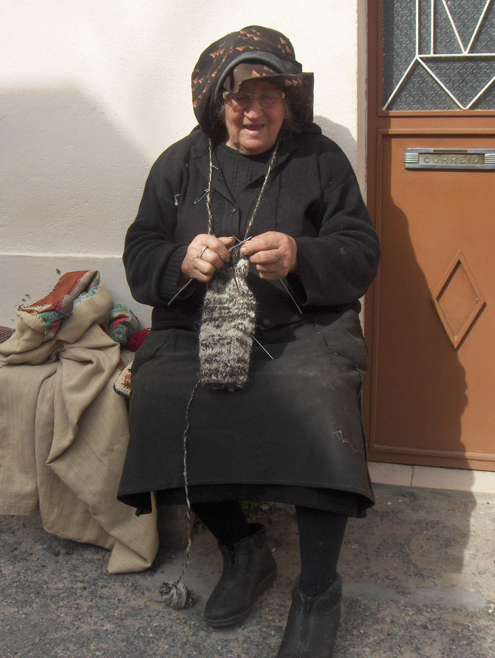 I las ties trabálhan, mesmo sabendo que hoije ye l die de la mulhier...