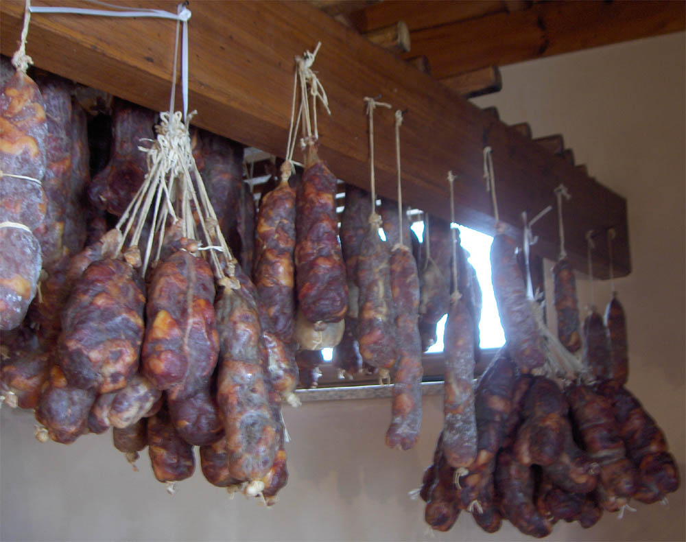 Tabafeias als cientos, chouriços mui guapos yá amanhuçados...