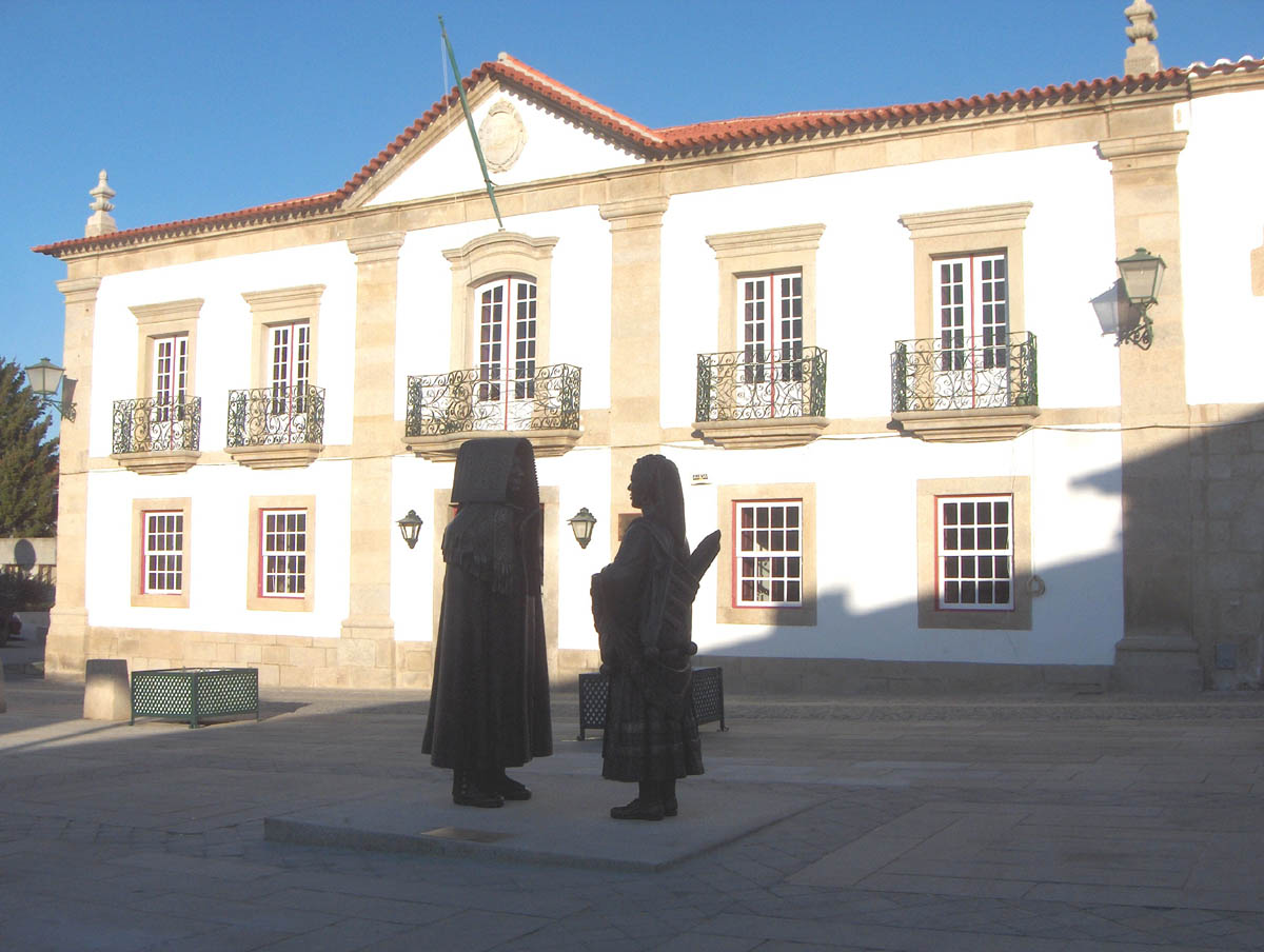 Onte fui a Miranda i, para bós, trouxe la cámara municipal andrento la mie máquina...
