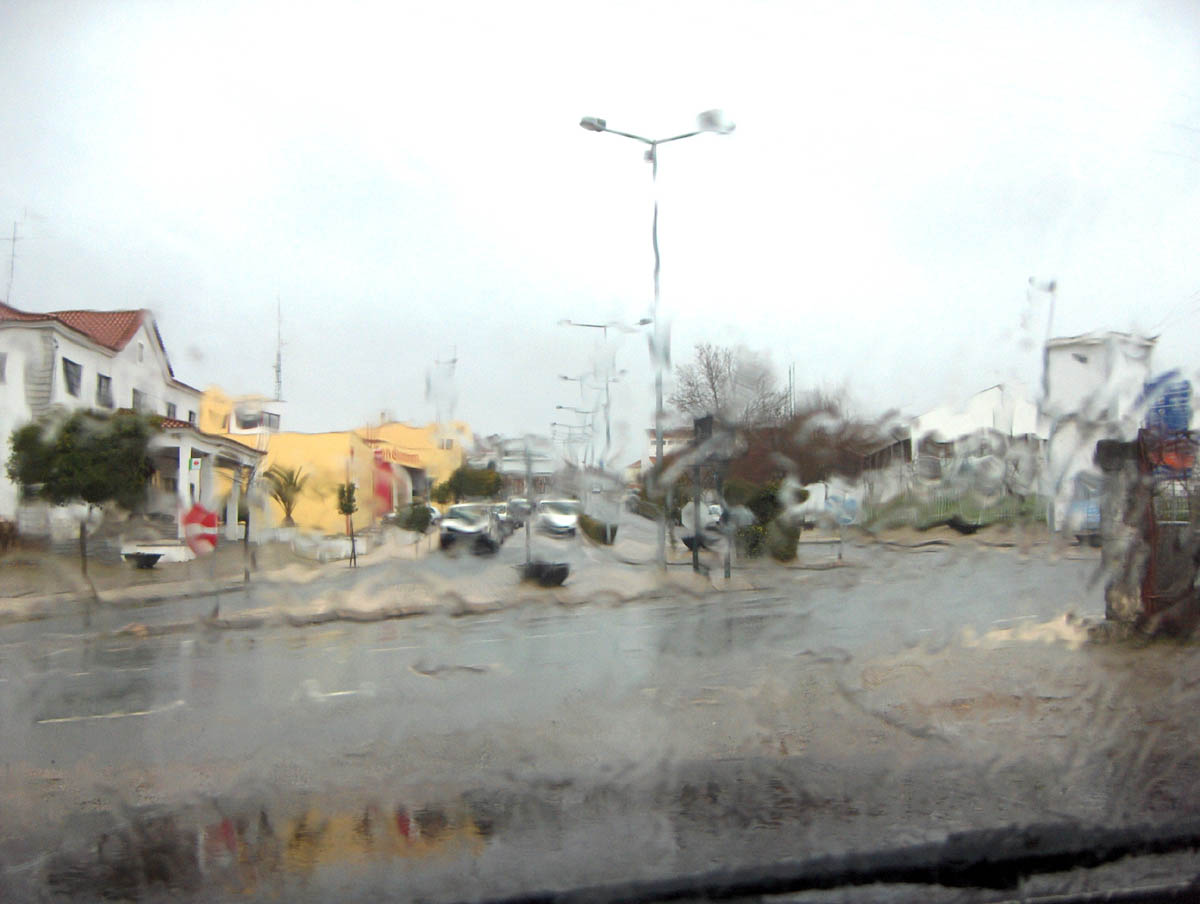 Hoije l die staba stepurado: muita auga i muito aire. Cul retrato tirado por drento de l bidro de l carro até…