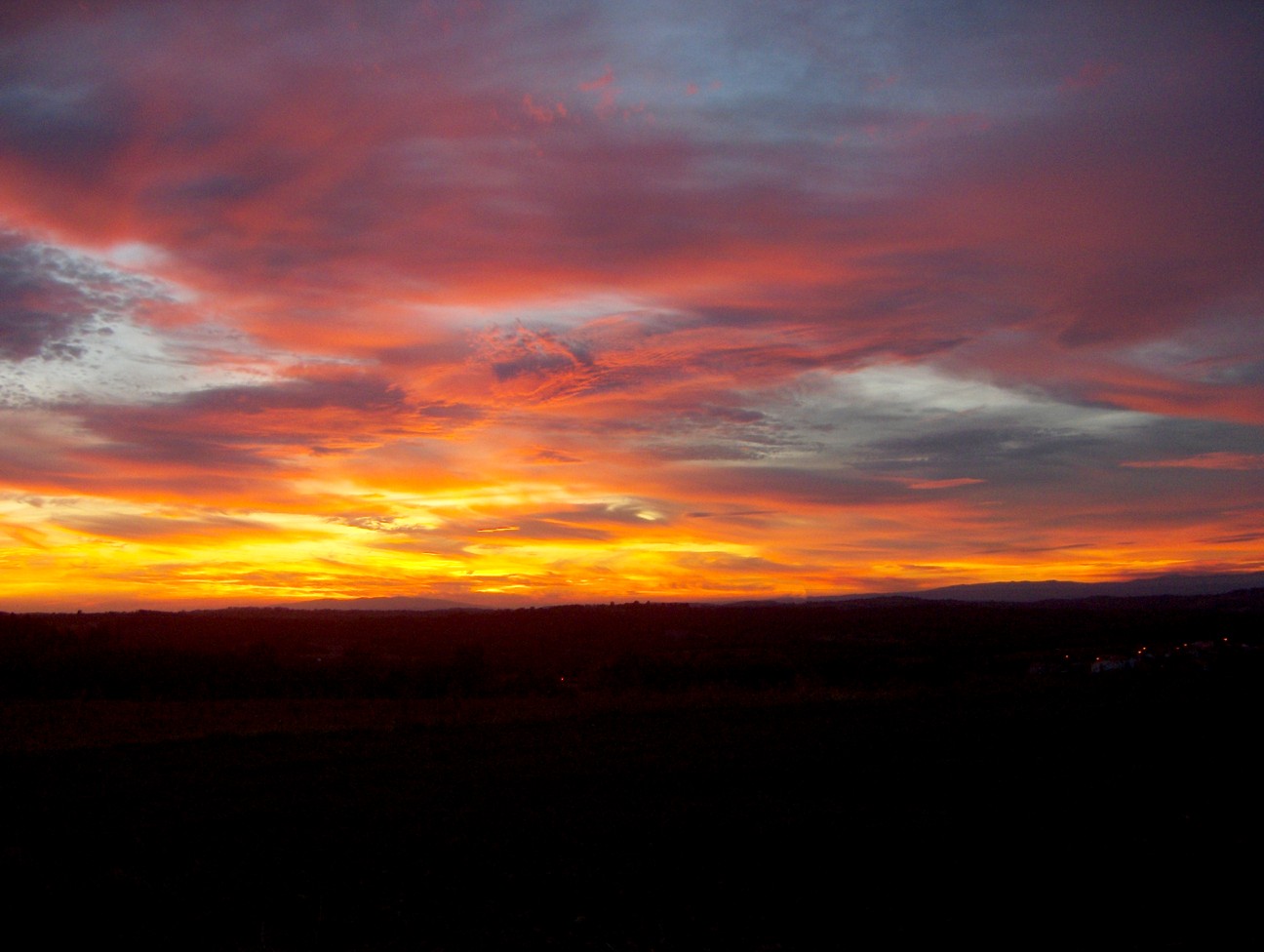 Onte l cielo parece que staba meio rebuolto: Sol i nubres arrebulcában-se sien bergonha!